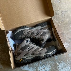 Merrell Mens Moab 2 Mid Waterproof Hiking Boot Boulder 11.5 Like New in Box